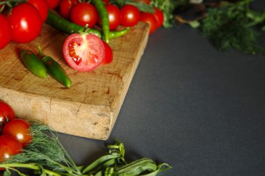 Domates yeşil pappers ve otlar ile ahşap