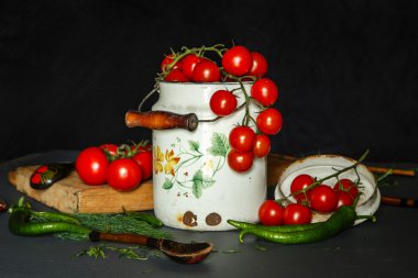 Yeşil pappers ve otlar gri ile domates