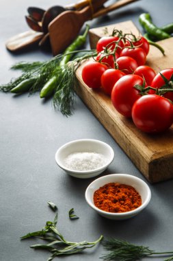 Yeşil pappers ve otlar gri ile domates