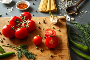 Yeşil pappers ve otlar gri ile domates