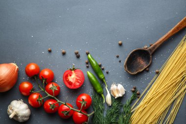 Yeşil pappers ve otlar gri ile domates