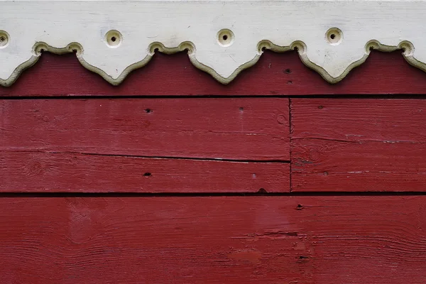 Holzwand mit einem Teil des aus Holz geschnitzten Fensterrahmens — Stockfoto