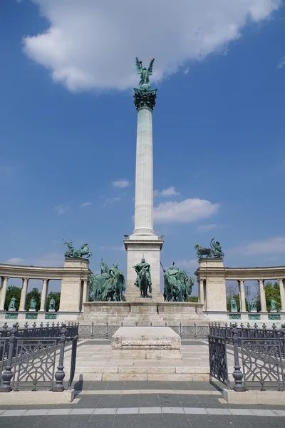 A histórica Praça dos Heróis em Budapeste, Hungria — Fotografia de Stock