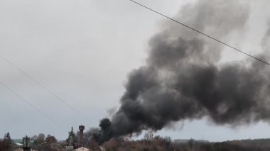 Bir Rus insansız hava aracının Ukrayna 'nın bir şehrine saldırması. Bombalama ve yangın sonrası sanayi bölgesinden yoğun siyah duman yükseliyor..