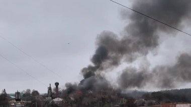 Bir Rus insansız hava aracının Ukrayna 'nın bir şehrine saldırması. Bombalama ve yangın sonrası sanayi bölgesinden yoğun siyah duman yükseliyor..