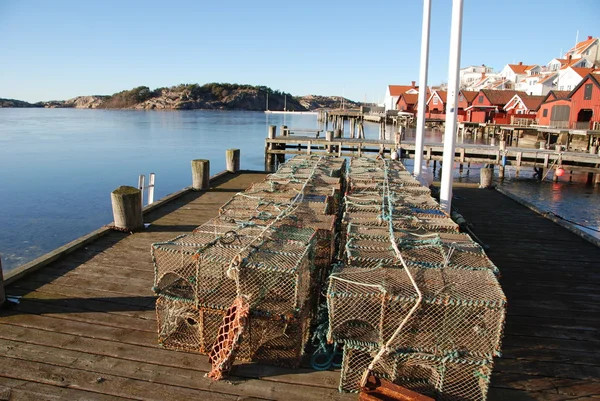 Клетки для морепродуктов на западном побережье Швеции — стоковое фото