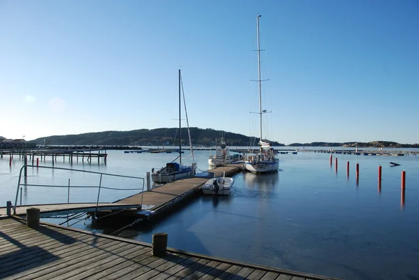 Wenige Boote im Winter im Meer — Stockfoto