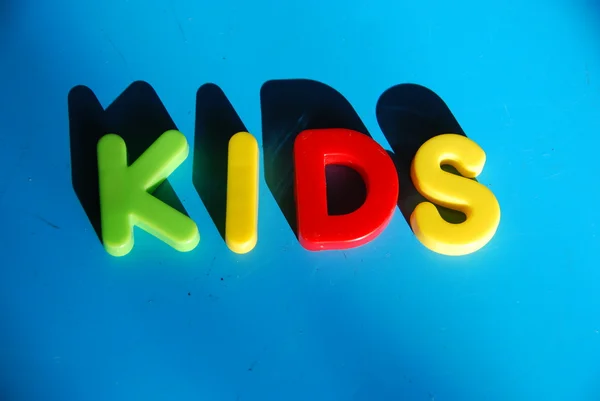 Pravopis děti s písmeny a hračka — Stock fotografie