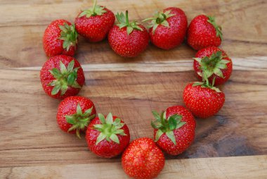 Yaz aylarında çilekli kalp