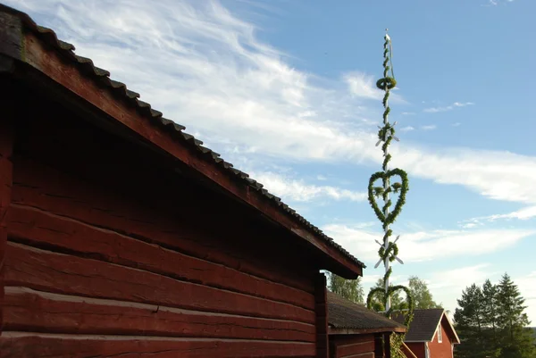 Slunovratu ve švédské vesnici — Stock fotografie