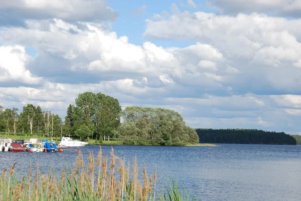 Lago svedese con barche — Foto Stock