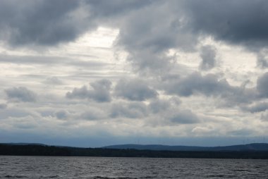 Göl üzerinde yağmur bulutları