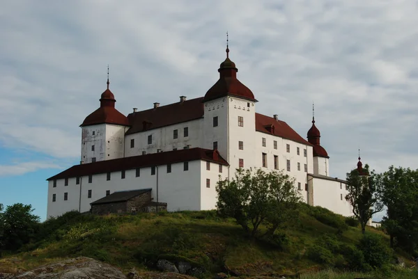 Castello di Lacko in Svezia vista dal lago — Foto Stock
