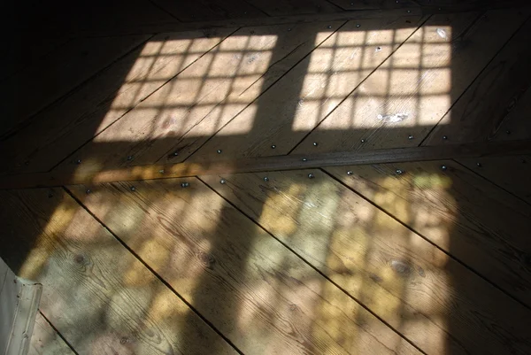 Luz do sol através da janela velha — Fotografia de Stock