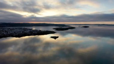 Kışın insansız hava aracı görüntülerinde rüzgarsız deniz