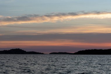 Yazın gün batımında güzel gökyüzü