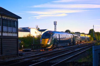 Kimliği belirsiz bir Great Western Demiryolu Şehirlerarası Ekspres Treni Cheltenham 'ın kapısında Londra Paddington' a dönüş yolculuğunu bekliyor..