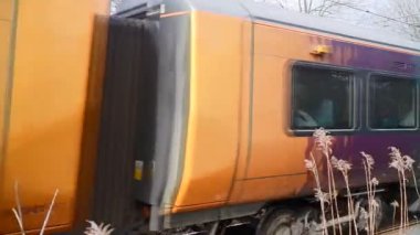 Batı Midlands Demiryolu sınıfı 172 dizel çoklu birim Birmingham 'daki Lickey Hattı boyunca güneye doğru ilerliyor. 323 numaralı sınıf bir çift kuzeye doğru ilerliyor..