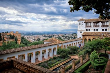 Alhambra ve Granada üzerinden Generalife Sarayı görünümü