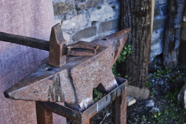 Demirci atölyesinde çekiç ve örs.