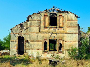 Ev deprem tarafından yıkıldı.