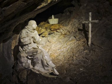 Meryem Ana heykeli çarmıhın önünde