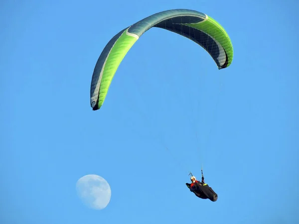 Gleitschirm Und Der Mond Himmel — Stockfoto