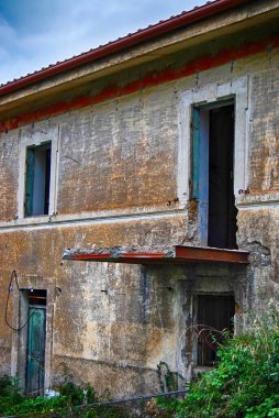 Ev deprem tarafından yıkıldı.