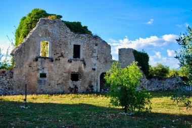 Terk edilmiş ve çürüyen ev.
