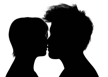 Aşıklar arkaplanda siluet oluşturur