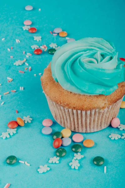 Cupcake Com Chantilly Fundo Azul Decorado Com Flocos Neve Açúcar — Fotografia de Stock