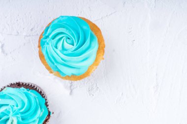 Beyaz arka planda krem şantili peynirli krem peynirli iki lezzetli kek ya da kremalı kek seçimi. Mutlu yıllar, kartpostal.