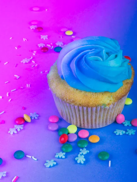 Mavi Arka Planda Kremalı Kek Şekerli Kar Taneleri Şekerleme Renkli — Stok fotoğraf