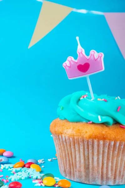 Delicioso Upcake Com Vela Coroa Doces Coloridos Sobre Fundo Azul — Fotografia de Stock