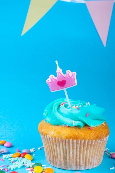 Delicioso Upcake Com Vela Coroa Doces Coloridos Sobre Fundo Azul — Fotografia de Stock