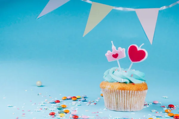 Cupcake Mit Krone Und Rosa Herz Auf Blauem Hintergrund Mit — Stockfoto