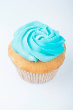 Beyaz arka planda mavi tereyağlı kremalı ev yapımı lezzetli kek.