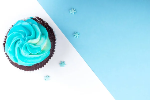 Frische Leckere Cupcake Mit Blauer Buttercreme Mit Schneeflocken Streusel Auf — Stockfoto