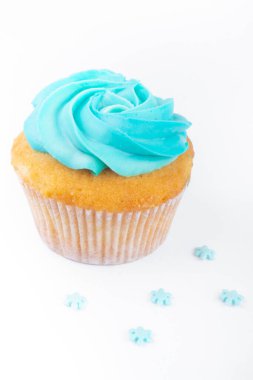 Mavi tereyağlı kremalı ev yapımı kek ve beyaz arka planda izole kar taneleri, Noel tebrik kartı.