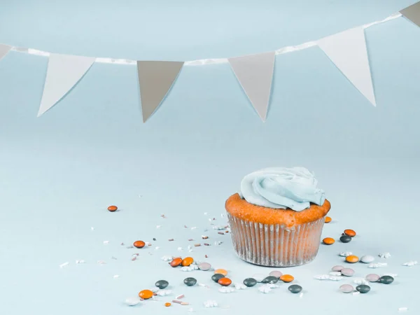 Cupcake Aniversário Com Cobertura Creme Manteiga Doces Coloridos Fundo Tonificado — Fotografia de Stock