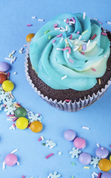 Cupcake Com Chantilly Fundo Azul Decorado Com Flocos Neve Açúcar — Fotografia de Stock