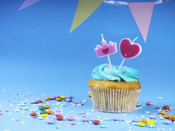 Cupcake Com Coroa Coração Rosa Sobre Fundo Azul Com Placa — Fotografia de Stock