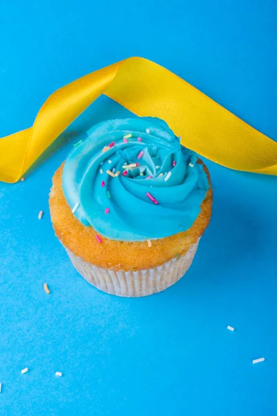 Cupcake Saboroso Com Fita Amarela Para Aniversário Dia Das Mães — Fotografia de Stock