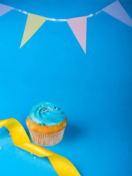 Cupcake Saboroso Com Fita Amarela Para Aniversário Dia Das Mães — Fotografia de Stock