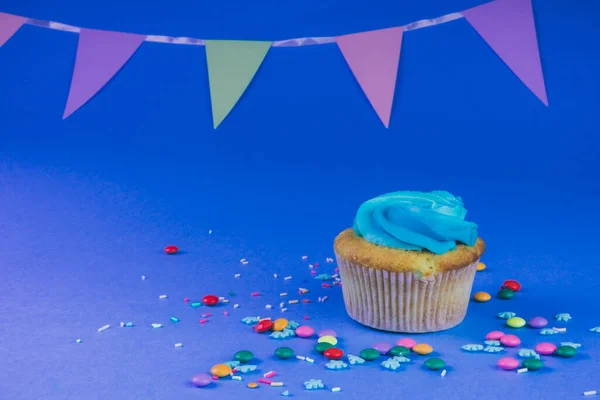 Cupcake Com Chantilly Fundo Azul Decorado Com Flocos Neve Açúcar — Fotografia de Stock