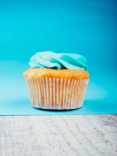 Saboroso Cupcake Muffin Com Creme Queijo Azul Cobertura Mesa Madeira — Fotografia de Stock