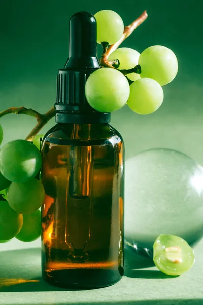 Aceite Uva Fresca Semilla Uva Botella Vidrio Concepto Medicina Alternativa — Foto de Stock