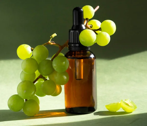 Uvas Cortadas Rodajas Aceite Semilla Uva Botella Vidrio Concepto Bio — Foto de Stock