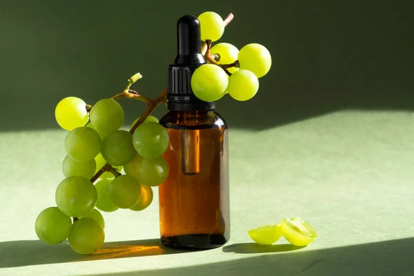 Uvas Cortadas Rodajas Aceite Semilla Uva Botella Vidrio Concepto Bio — Foto de Stock