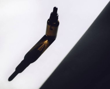 Sıvı, kolajen ve son moda gölgeli peptidler için serum veya yağ, pipetli cam şişe. Üst görünüm, minimalizm tarzı, doğal organik kozmetik, temel petrol konsepti. Boşluğu kopyala